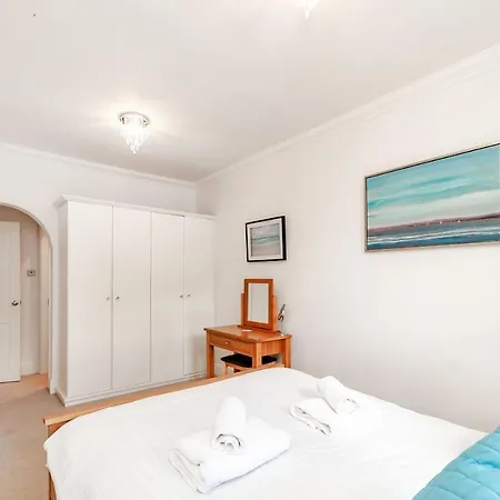 8 Kents Bank House Apartment *
